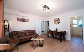 Grand Appartement 3 Chambres Avec Clim Et Balcon